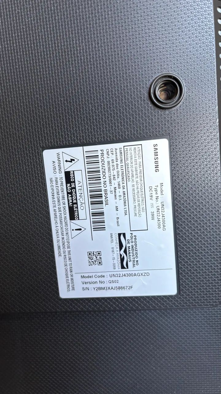 A Samsung UN32J4300AG é uma Smart TV LED