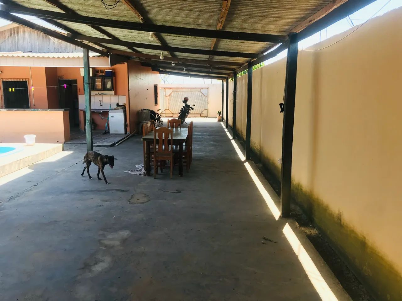 Vendo excelente casa com ampla área de laser