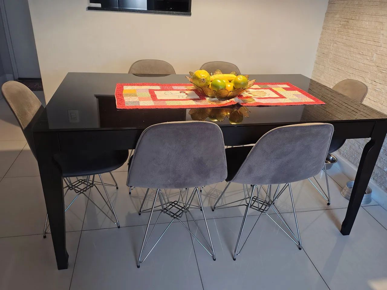 MESA DE JANTAR-Com 6 Cadeiras