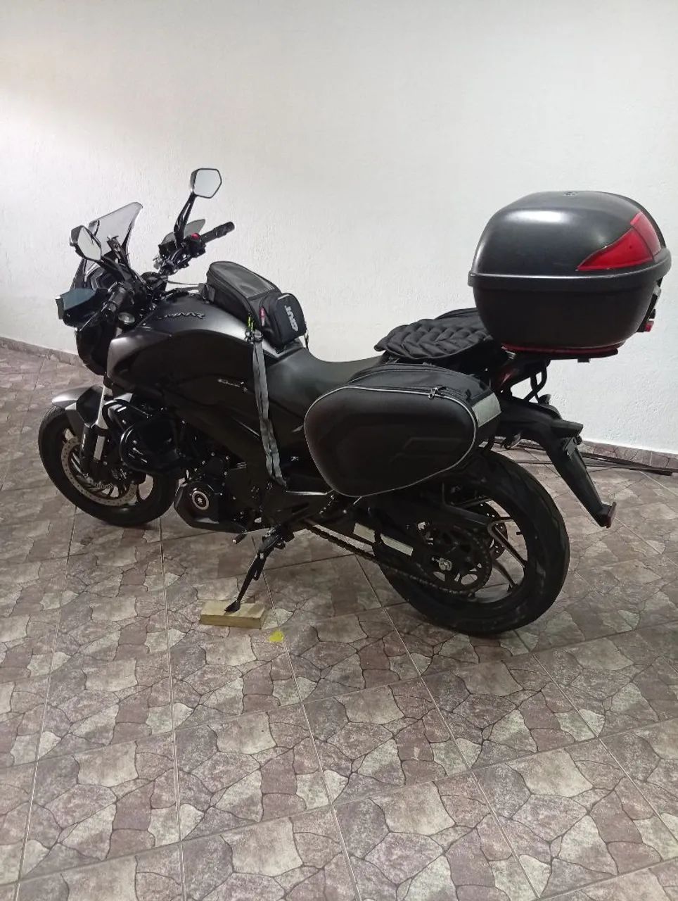 Dominar 400 2025  com 9.560 km.