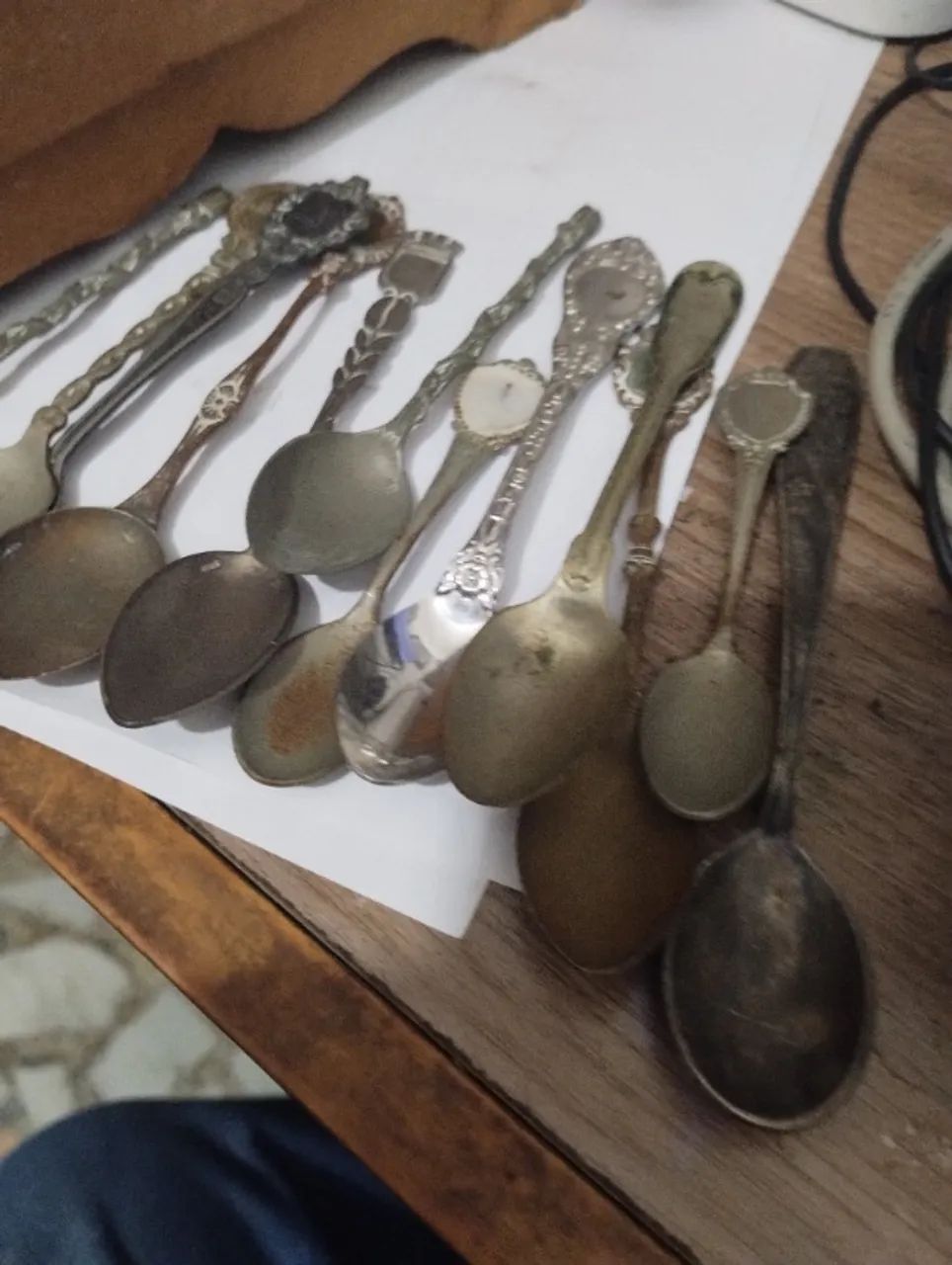 LOTE COM 12 COLHERES DE COLEÇÃO ANTIGAS E VARIADAS - Foto 3