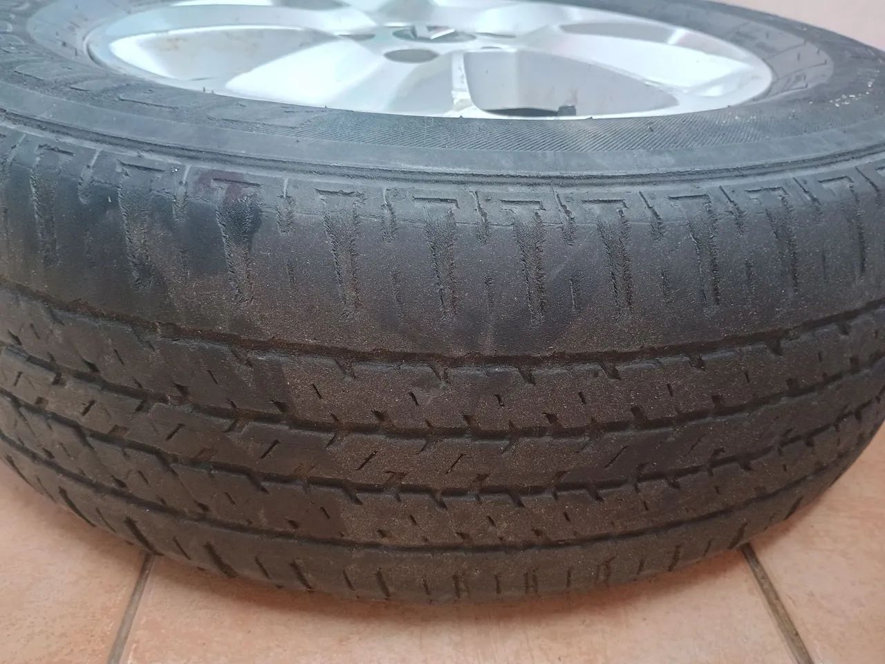 roda de liga leve com pneu  original Renault para os modelos Captur e Duster  aro 16 - Foto 3