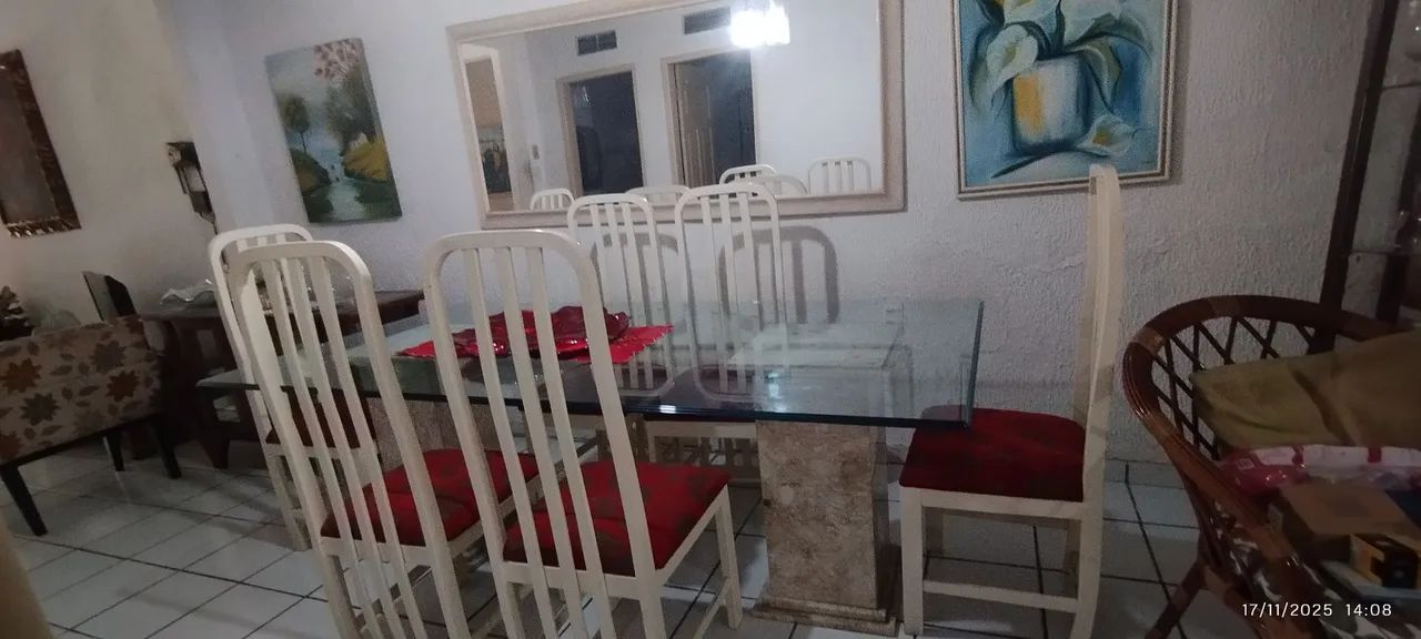 Mesa de vidro com 06 cadeiras, espelho e colunas de pedra.