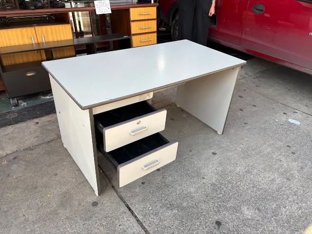 Mesa de escritório com gavetas - Foto 4