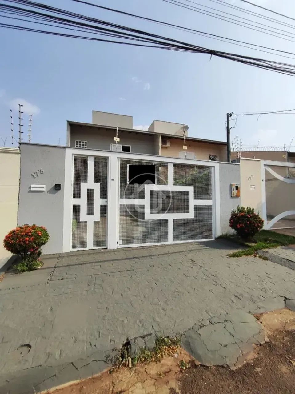 SOBRADO 3 DORMS SENDO 1 SUITE
