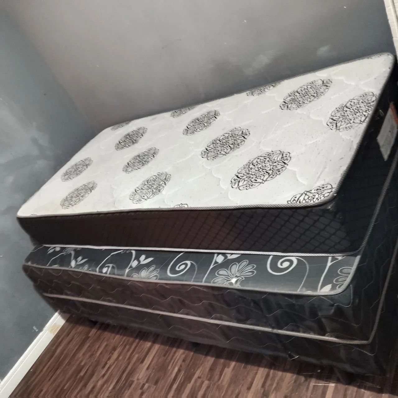 São uma cama box solteiro com dois colchões de solteiro.  - Foto 2