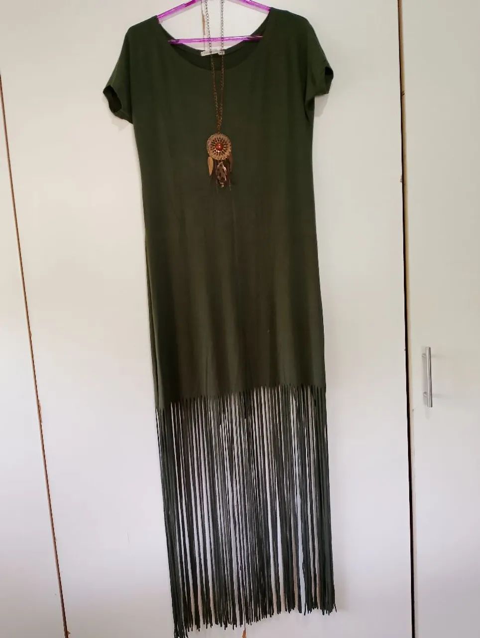 Vestido franjado com colar 