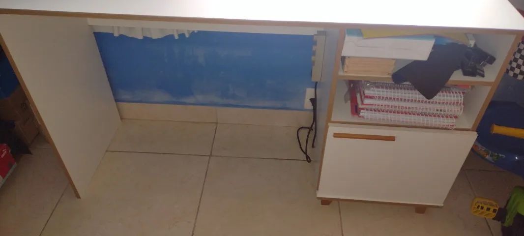 Mesa para estudos, com prateleiras e porta - Foto 2