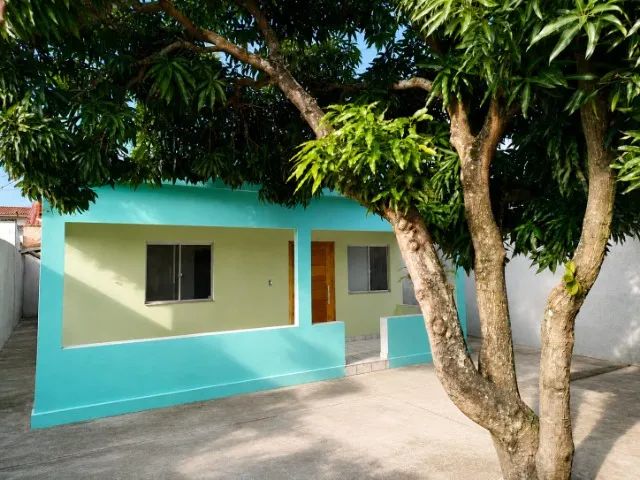 Vendo casa em Conceição da Barra, no bairro Cohab, de laje e 3 quartos.