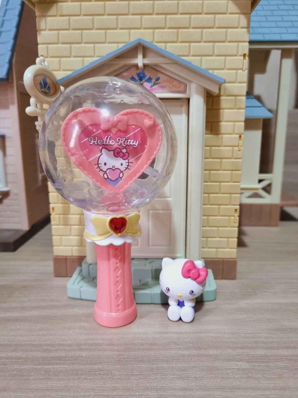 Lightstick e miniaturas Hello Kitty itens oficiais da Sanrio 