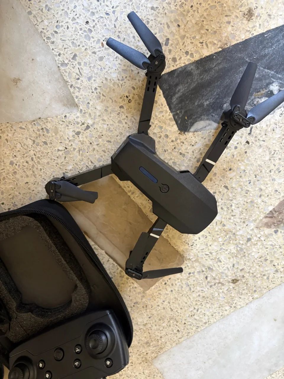 Vendo Drone E88 Pro com 2 câmeras Wi-Fi - Foto 3
