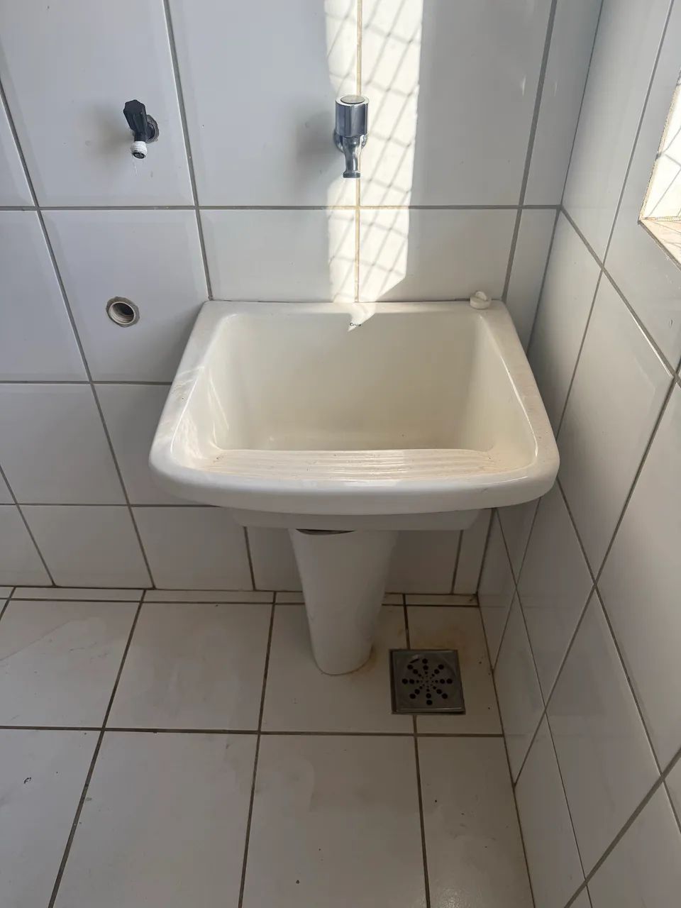 Tanque de louça com coluna 