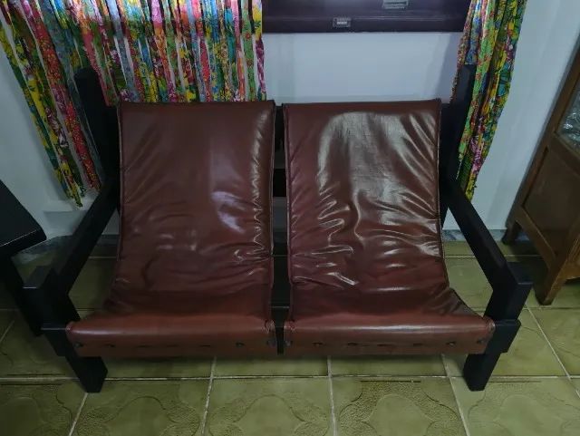 Conjunto de poltronas duplas de madeira e couro - Foto 3