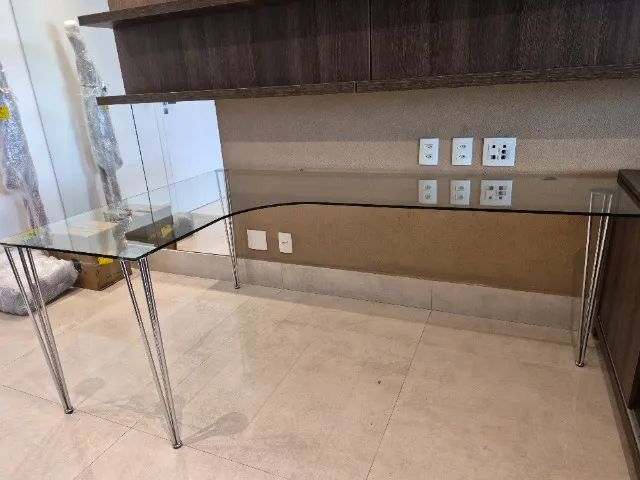 Mesa de escritório em L com tampo de vidro  - Foto 2