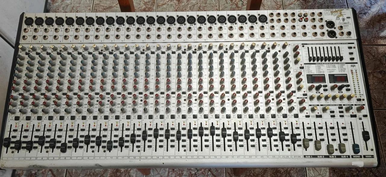 Mesa de som behringer 32 canais