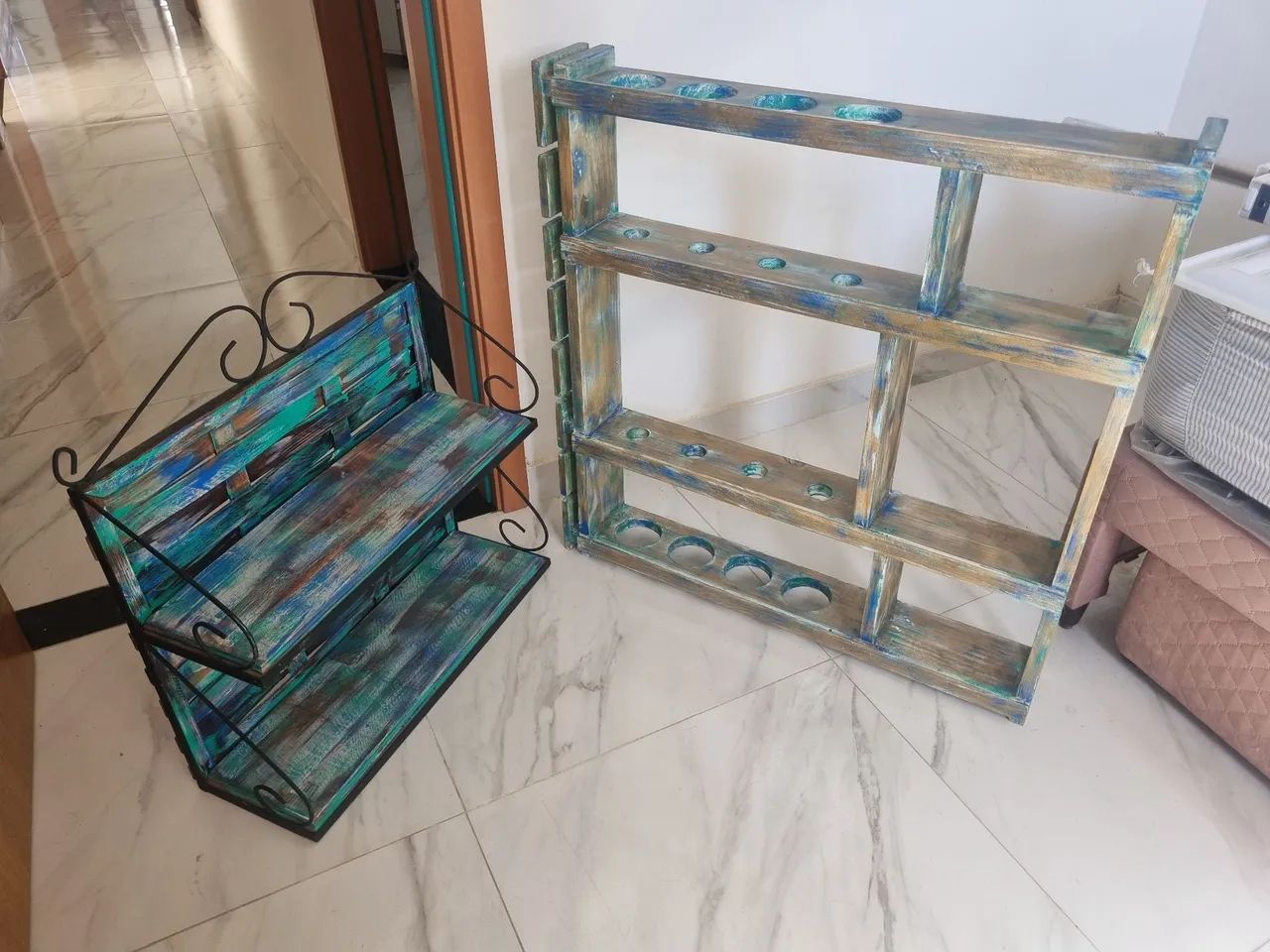 Porta taças e vinho mais prateleira. 