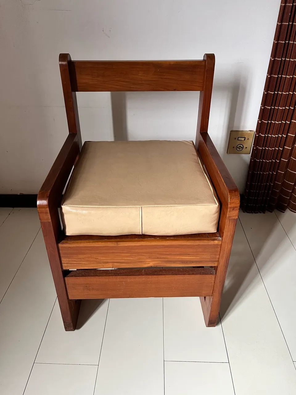 Poltrona de madeira com almofada 