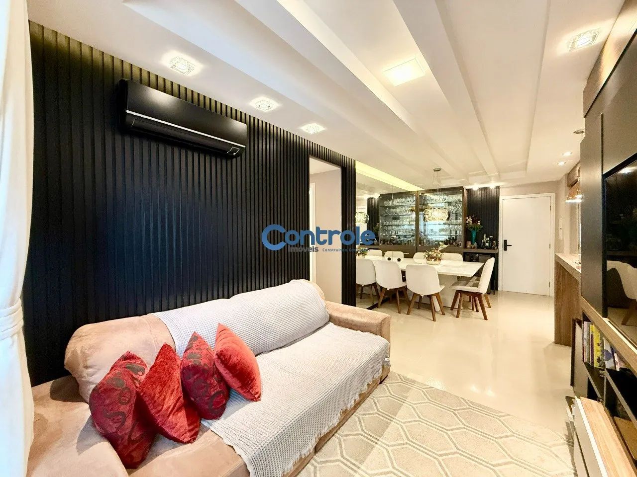 Apartamento no centro de Palhoça com 03 dormitórios , Porteira Fechada