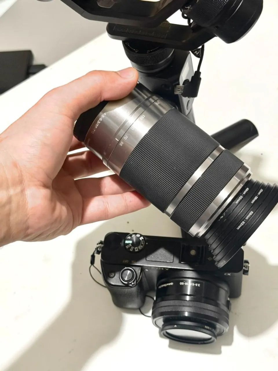 camera sony a6300+gimbal e lentes - Foto 3