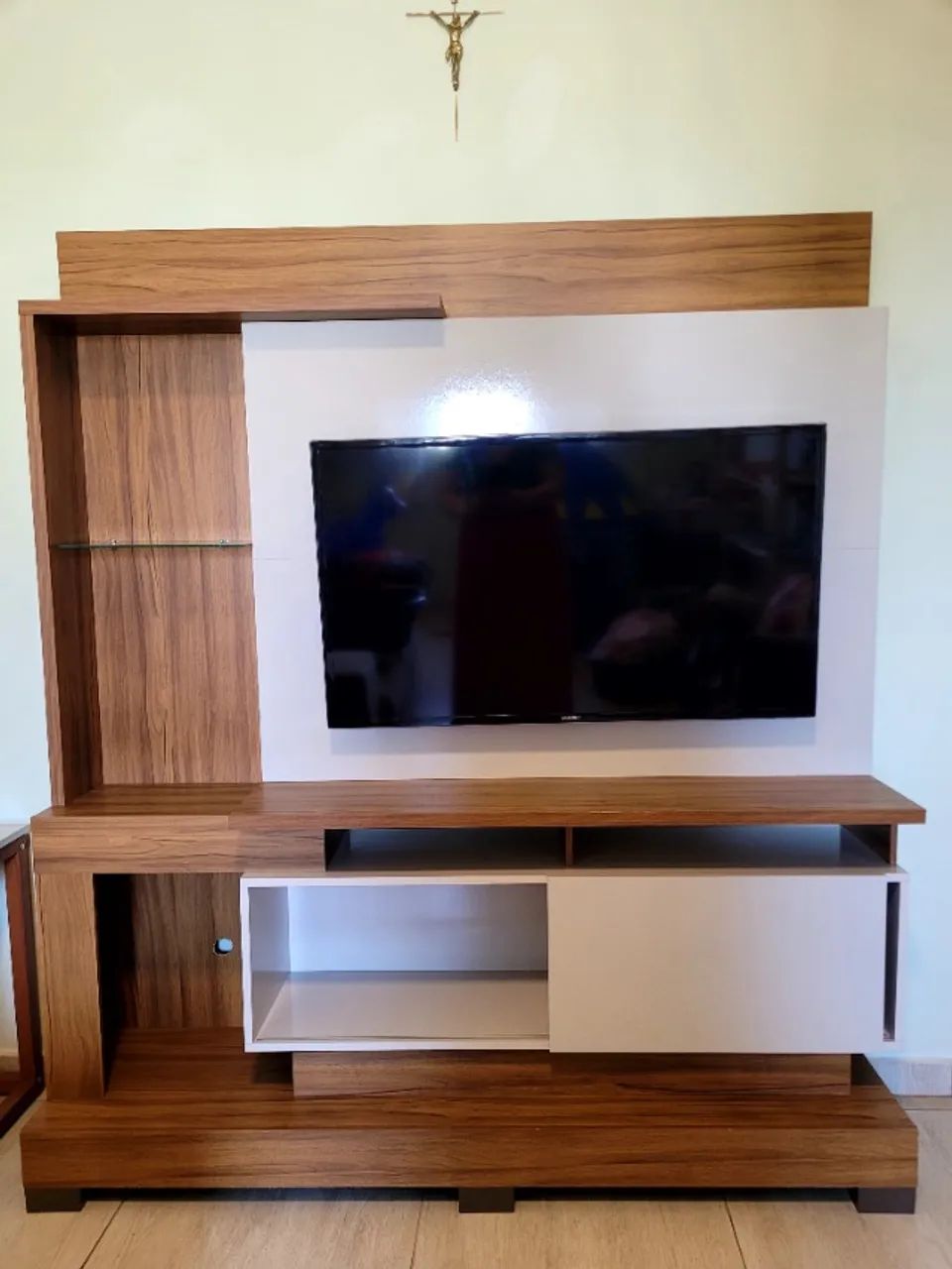 Rack com Painel para TV Madeira e Branco - Excelente Estado