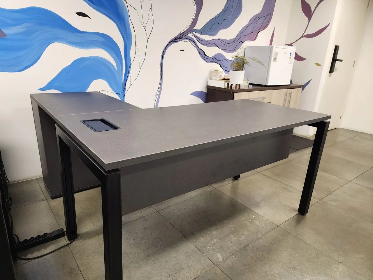 Mesa de escritório em L com gaveteiro