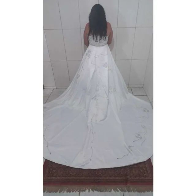 Vestido de noiva com predaria e saia de 2 metro - Foto 2