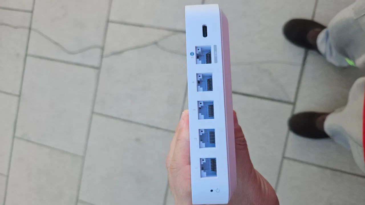 Ubiquiti Cloud Gateway Ultra (UCG-Ultra) - Foto 5
