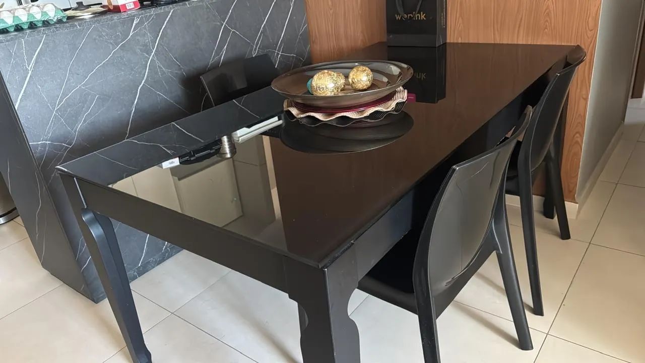 Mesa de jantar com 4 cadeiras 