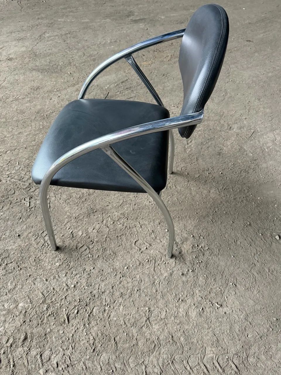 Cadeira fixa preta com estrutura cromada para recepção - Foto 4