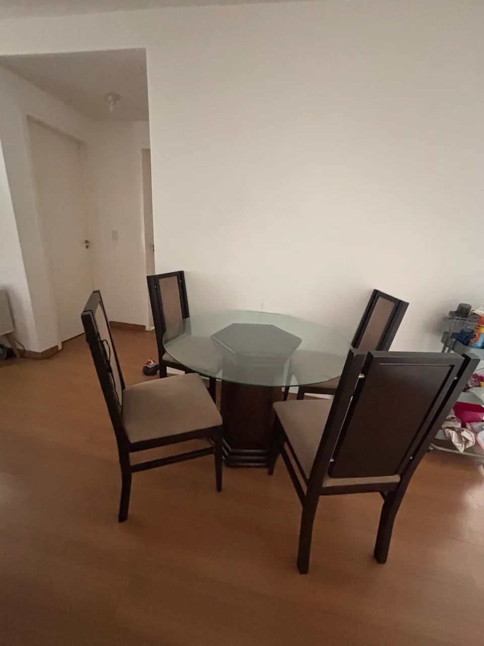 Mesa redonda com tampo de vidro e 4 cadeiras - Foto 4