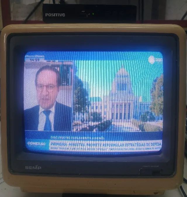 Vendo Tv Semp 10 Polegadas + um conversor digital Positivo - Foto 3