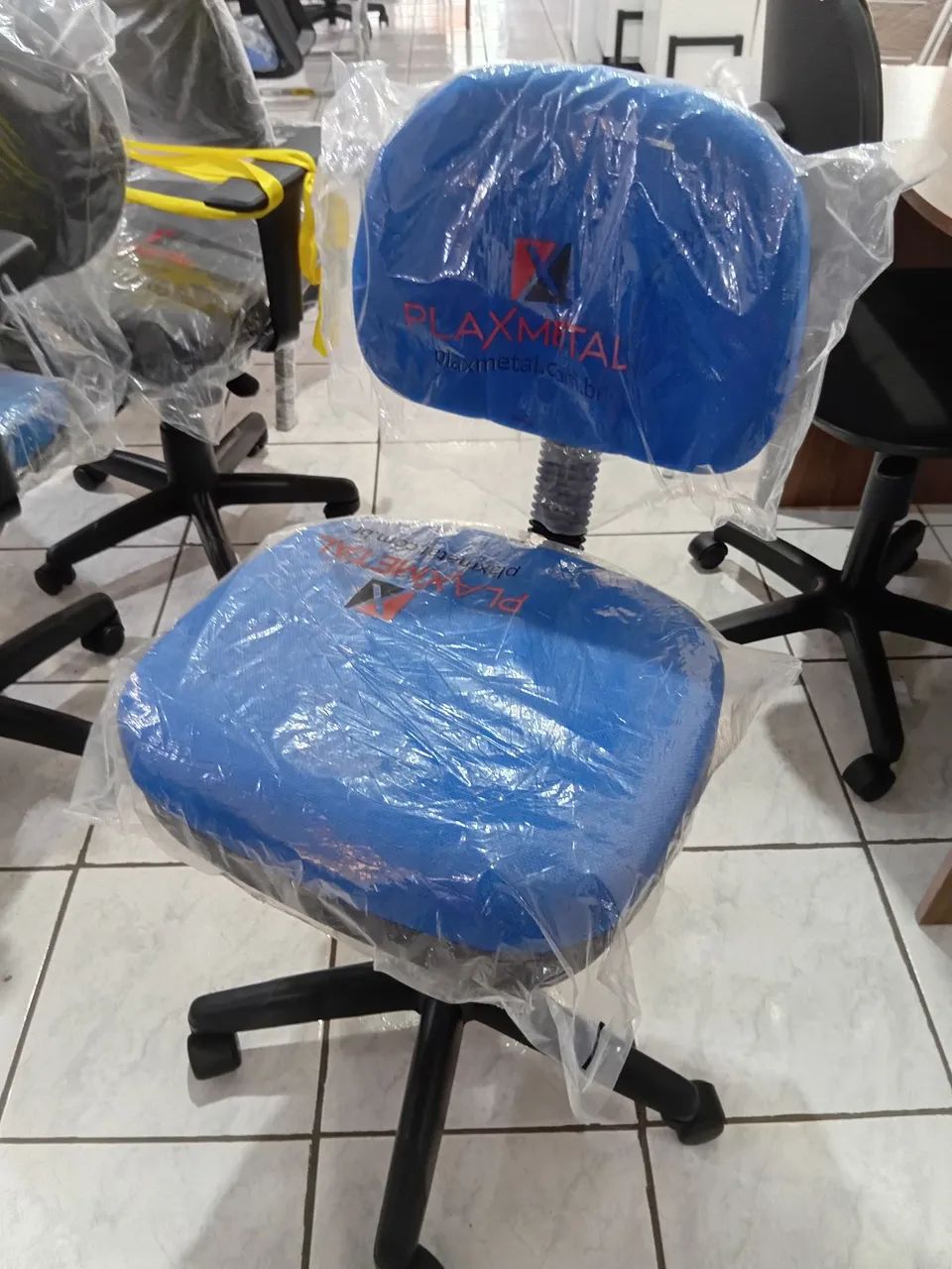 Cadeira giratória azul 