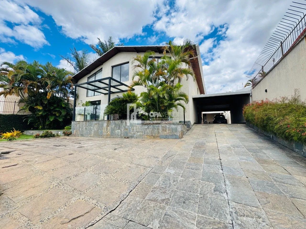 Casa a Venda no Bairro Santa Amélia com 4 Quartos, sendo 3 Suítes, Piscina e Sauna