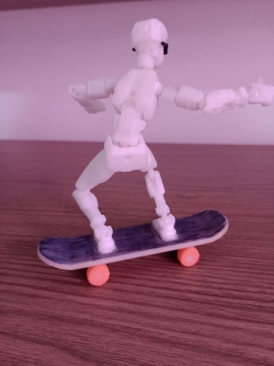 Boneco Articulado com Skate Pintado a Mão - Foto 3