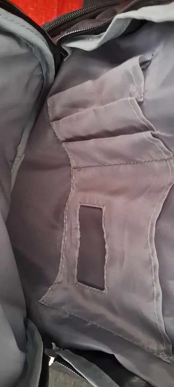 Mochila preta com rodinhas - Foto 3
