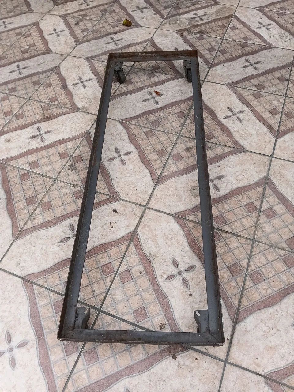 Estrutura de ferro com rodinhas 