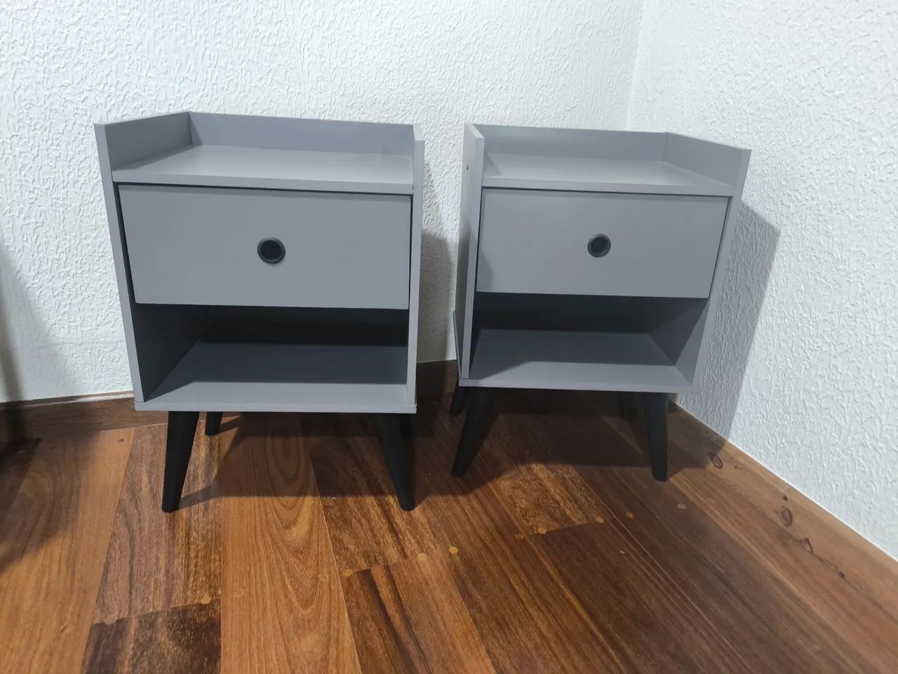 Kit 2 mesinhas de cabeceira com nicho e gaveta decore cor: cinza com detalhes preto 