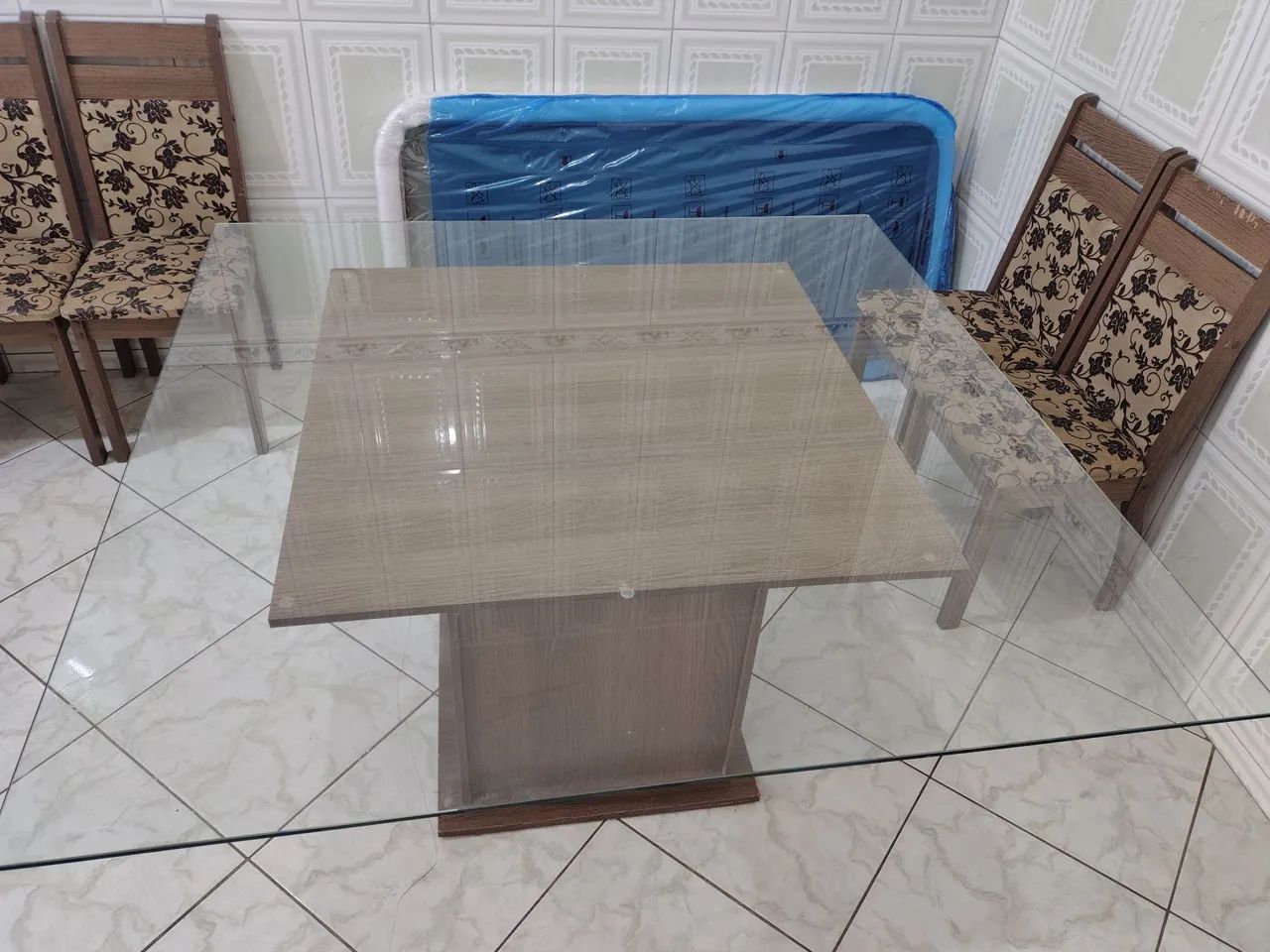 Vende-se mesa de 8 cadeiras. Mesa em perfeito estado, cadeiras com algumas marcas de uso. - Foto 3