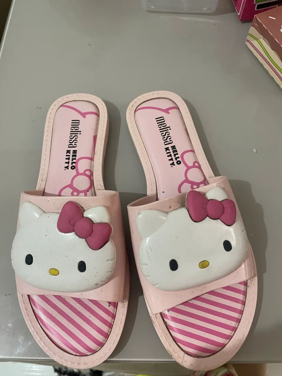 Vendo Melissa  hello kitty bem conservado tamanho 3334  - Foto 2