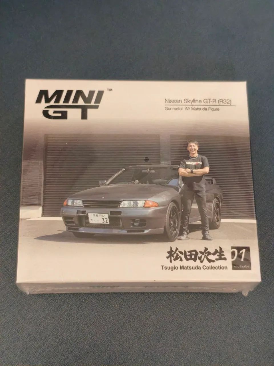 Minigt nissan skyline GT-R (R32) gunmetal w/ matsuda figure