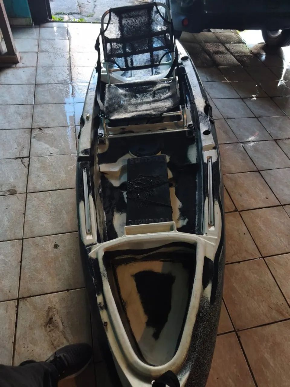 Caiaque Tucunaré com suporte para motor e pedal, semi-novo