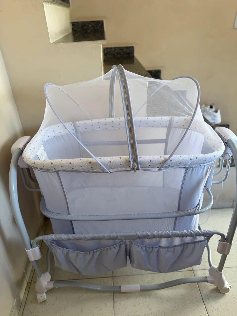 BERÇO BLUETOOTH BALANÇO AUTOMÁTICO DUAS ALTURAS CINZA CLARO ESTAMPADO - Foto 4