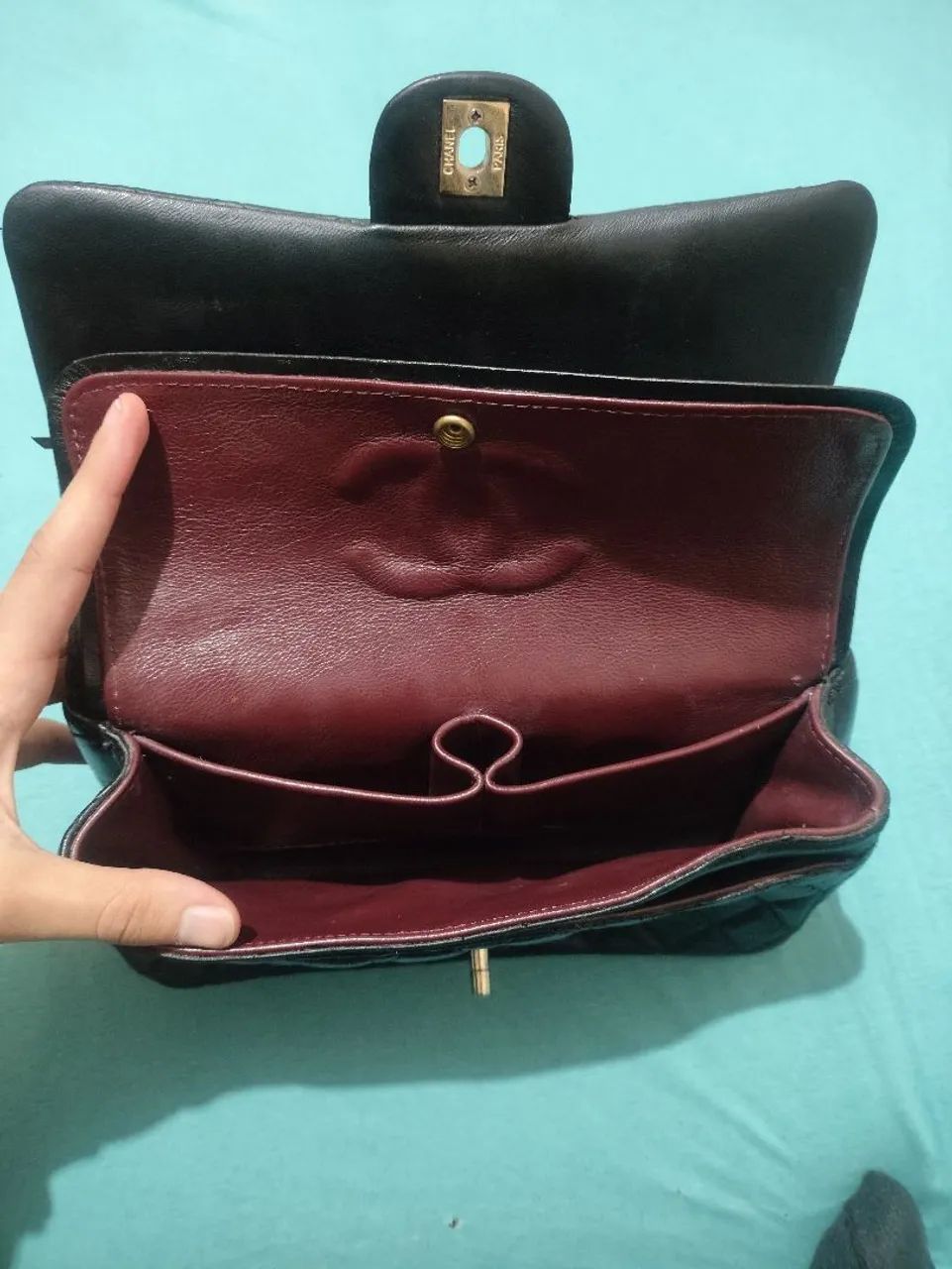 BOLSA ESTILO CLÁSSICA CHANEL, PRETA COM CORRENTE DOURADA - Foto 4