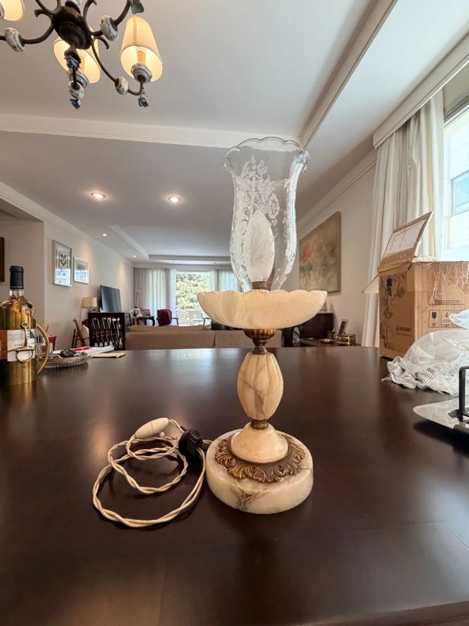 Abajur em vidro gravado e base em alabastro - Foto 4