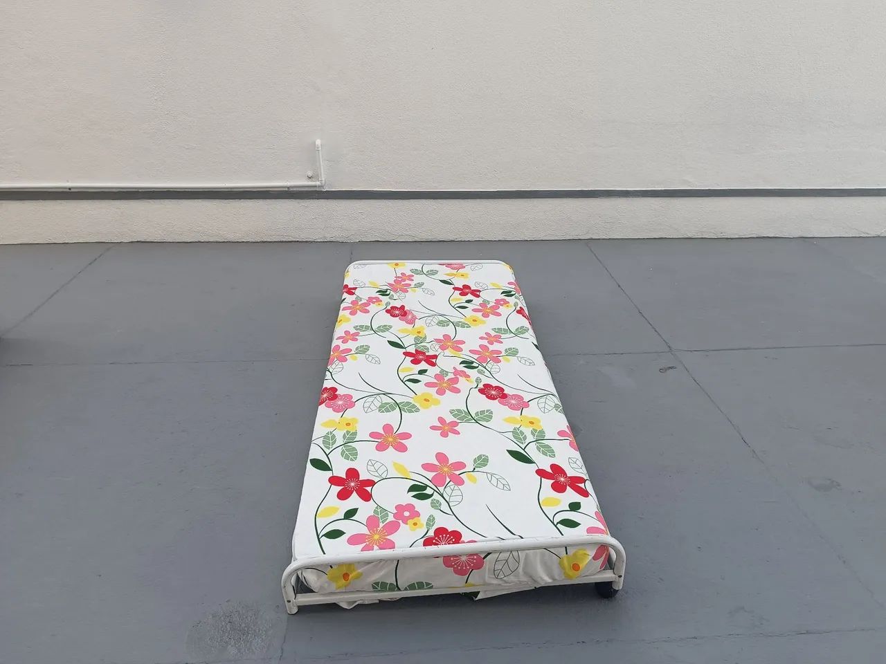 Cama baixa de ferro, de solteiro com colchão