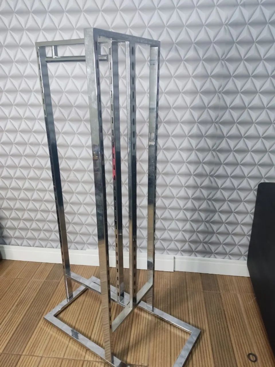 ARARAS EXPOSITOR PRA LOJA DE ROULPAS E ACESSORIOS EM AÇO INOX E MADEIRA  - Foto 4