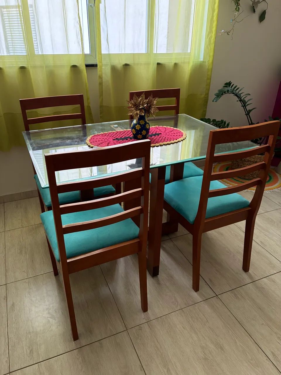 Mesa com tampo de vidro 4 lugares.