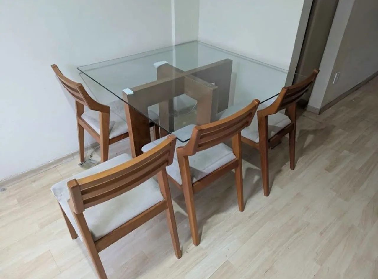 Mesa com quatro cadeiras 