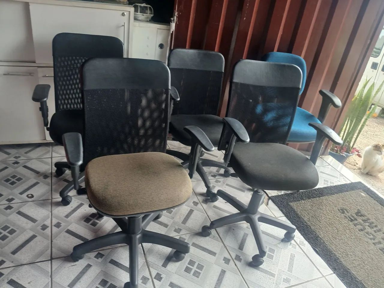 Cadeiras vermelha e a azul e  preta  R$ 100,00 cada - Foto 3