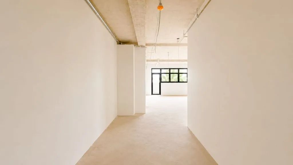 Sala comercial de 84,91 m² com 2 banheiros, varanda e vagas rotativas no Edifício Quadria  - Foto 2